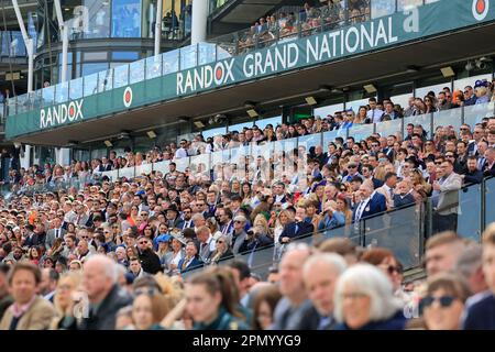 Grande folla al Randox Grand National Festival 2023 Grand National Day all'ippodromo di Aintree, Liverpool, Regno Unito, 15th aprile 2023 (Foto di Conor Molloy/News Images) Foto Stock