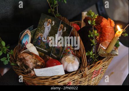 Lviv, Ucraina. 15th Apr, 2023. Cestino pasquale visto prima della consacrazione in una Chiesa greco-cattolica mentre celebrano la Pasqua per segnare la risurrezione di Gesù Cristo dai morti e la fondazione della fede cristiana. Credit: SOPA Images Limited/Alamy Live News Foto Stock