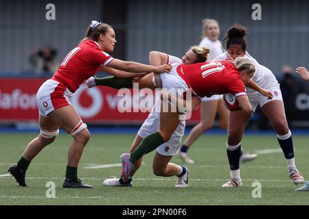 Cardiff, Regno Unito. 15th Apr, 2023. Viene affrontata la Lowri Norkett of Wales (11). TikTok Women's Six Nations 2023 Championship, Wales Women contro England Women al Cardiff Arms Park di Cardiff, Galles del Sud, sabato 15th aprile 2023. pic di Andrew Orchard/Andrew Orchard sports photography/Alamy Live news Credit: Andrew Orchard sports photography/Alamy Live News Foto Stock