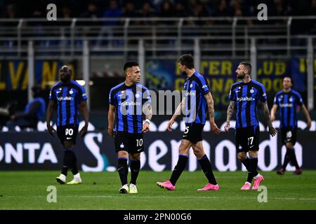 Milano, Italia. 15 aprile 2023. I giocatori del FC Internazionale sembrano sconsolati durante la Serie Una partita di calcio tra il FC Internazionale e l'AC Monza. Credit: Nicolò campo/Alamy Live News Foto Stock