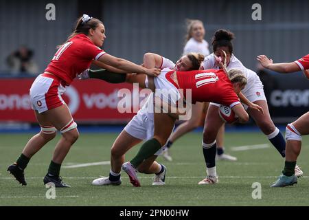 Cardiff, Regno Unito. 15th Apr, 2023. Viene affrontata la Lowri Norkett of Wales (11). TikTok Women's Six Nations 2023 Championship, Wales Women contro England Women al Cardiff Arms Park di Cardiff, Galles del Sud, sabato 15th aprile 2023. pic di Andrew Orchard/Andrew Orchard sports photography/Alamy Live news Credit: Andrew Orchard sports photography/Alamy Live News Foto Stock