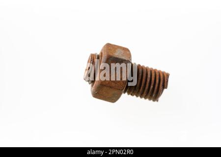 dado e bullone arrugginiti (tagliati o rotti dalla testa) isolati su sfondo bianco Foto Stock