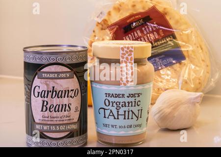 Gli ingredienti di base per il bagno arabo, l'hummus, sono i chicchi di garbanzo, i tahini e le spezie, Come aglio, 2023, USA Foto Stock