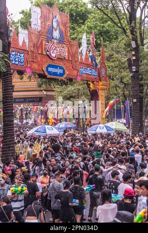 Il cancello d'ingresso a Wat Phnom sopra una folla densamente affollata durante il festival cambogiano di Capodanno. Wat Phnom, Phnom Penh, Cambogia. © Kraig Lieb Foto Stock