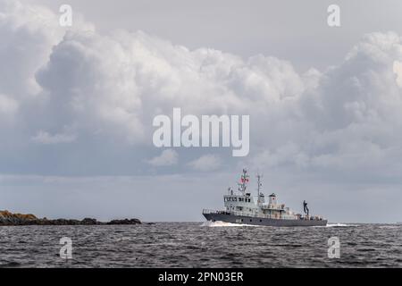 La nave di recupero siluro delle forze canadesi Stikine naviga verso nord nello stretto della Georgia, vicino a Nanaimo, British Columbia, Canada. Foto Stock