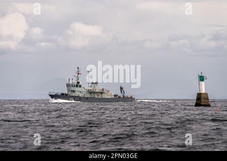 La nave di recupero siluro delle forze canadesi Stikine naviga verso nord nello stretto della Georgia, vicino a Nanaimo, British Columbia, Canada. Foto Stock