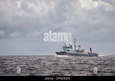 La nave di recupero siluro delle forze canadesi Stikine naviga verso nord nello stretto della Georgia, vicino a Nanaimo, British Columbia, Canada. Foto Stock