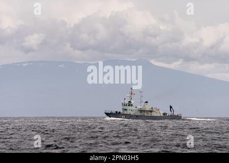 La nave di recupero siluro delle forze canadesi Stikine naviga verso nord nello stretto della Georgia, vicino a Nanaimo, British Columbia, Canada. Foto Stock