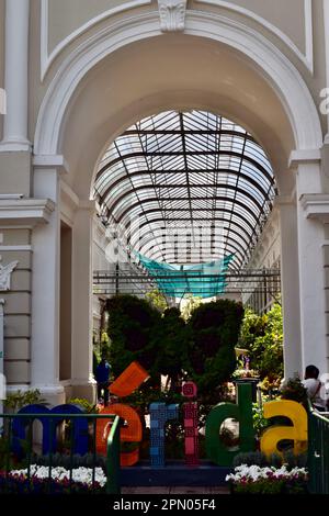 L'Ateneo Peninsular nel centro storico di Merida, Yucatan, Messico. Un colorato 'Merida's ign è sulla parte anteriore dell'entrata. Foto Stock