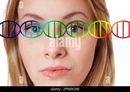 Genoma umano il concetto di editing, close-up ritratto di una giovane donna con uno blu e uno verde colore degli occhi sovrapposte con la doppia elica del DNA Foto Stock