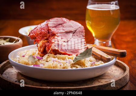 Maiale affumicato con cavolo (Sauerkraut) e birra Foto Stock