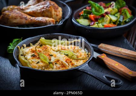 Feta al forno con formaggio insalata di avocado e grigliate di cosce di pollo Foto Stock