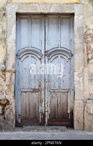 Una porta di legno blu in un edificio in pietra nella storica città di Merida, Yucatan, Messico. Foto Stock