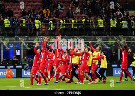 La squadra AC Monza festeggia la vittoria dopo la partita durante il campionato italiano Serie A Football Match tra FC Internazionale e AC Monza il 15 aprile 2023 presso lo stadio U-Power di Monza - Foto Luca Rossini / e-Mage Credit: Luca Rossini/e-Mage/Alamy Live News Foto Stock