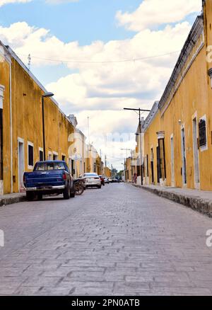 Uno scatto verticale di una strada nella città storica di Izamal, Yucatan, Messico. Foto Stock