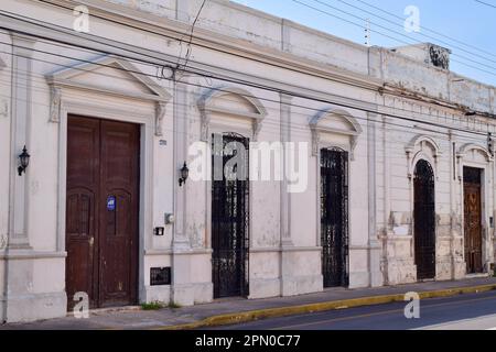 La bella facciata di un edificio coloniale nella storica città di Merida, Yucatan, Messico. Foto Stock