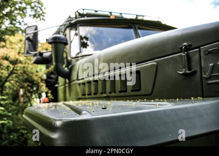 Vista dal basso lato camion verde, sovietico e militare Foto Stock