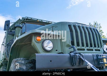 Vista dal basso lato camion verde, sovietico e militare Foto Stock