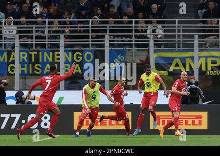 Milano, Italia, 15th aprile 2023. Luca Caldirola dell'AC Monza festeggia con i compagni di squadra dopo aver segnato per dare al fianco un vantaggio di 1-0° durante la Serie Un match a Giuseppe Meazza, Milano. L'immagine di credito dovrebbe essere: Jonathan Moskrop / Sportimage Foto Stock