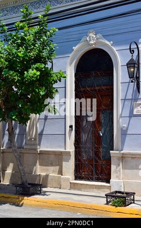 Una bella porta in un edificio blu perviwinkle in una strada del centro storico di Merida, Yucatan, Messico. Foto Stock