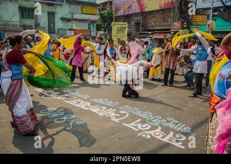 Kolkata, India. 15th Apr, 2023. Il nuovo anno Bengalese, noto anche come Poila Boisakh, celebrato dal Bengalese a Kolkata, in India, il 15 aprile 2023. Il festival segna l'inizio dell'anno di calendario Bengalese. L'attuale anno Bengalese è il calendario Bengalese 1430 BS o Bengalese Sambat. (Foto di Sudip Chanda/Pacific Press/Sipa USA) Credit: Sipa USA/Alamy Live News Foto Stock