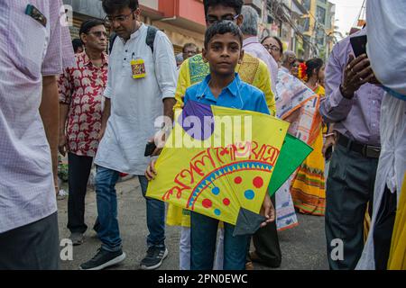 Kolkata, India. 15th Apr, 2023. Il nuovo anno Bengalese, noto anche come Poila Boisakh, celebrato dal Bengalese a Kolkata, in India, il 15 aprile 2023. Il festival segna l'inizio dell'anno di calendario Bengalese. L'attuale anno Bengalese è il calendario Bengalese 1430 BS o Bengalese Sambat. (Foto di Sudip Chanda/Pacific Press/Sipa USA) Credit: Sipa USA/Alamy Live News Foto Stock