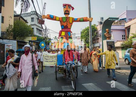 Kolkata, India. 15th Apr, 2023. Il nuovo anno Bengalese, noto anche come Poila Boisakh, celebrato dal Bengalese a Kolkata, in India, il 15 aprile 2023. Il festival segna l'inizio dell'anno di calendario Bengalese. L'attuale anno Bengalese è il calendario Bengalese 1430 BS o Bengalese Sambat. (Foto di Sudip Chanda/Pacific Press/Sipa USA) Credit: Sipa USA/Alamy Live News Foto Stock