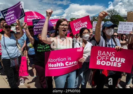 Washington, Stati Uniti. 15th Apr, 2023. I sostenitori dei diritti di aborto marzo vicino agli Stati Uniti Corte Suprema a Washington, DC il 15 aprile 2023. Centinaia di persone si sono riunite a Capitol Hill nell'ambito di una giornata di protesta a livello nazionale, organizzata dai difensori dei diritti delle donne e dagli operatori sanitari, che si sono opposti agli sforzi legali volti a limitare l'abuso di droga per l'aborto. (Foto di Alejandro Alvarez/Sipa USA) Credit: Sipa USA/Alamy Live News Foto Stock