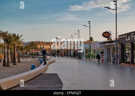 Platja de l'Arenal (spiaggia di Arenal (la Ampolla) nella baia di Fangar). Spiaggia ricurva e una passeggiata con negozi, caffè e ristoranti, Xabia, Javea Foto Stock