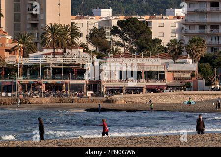 Platja de l'Arenal (spiaggia di Arenal (la Ampolla) nella baia di Fangar). Spiaggia ricurva e una passeggiata con negozi, caffè e ristoranti, Xabia, Javea Foto Stock