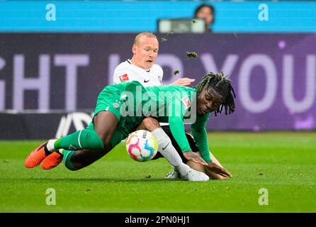 Francoforte Germania. 15th Apr, 2023. Da sinistra a destra Kouadio KONE (MG), Sebastian RODE (F) azione, duelli, calcio 1st Bundesliga, 28th matchday, Eintracht Francoforte (F) - Borussia Monchengladbach (MG), il 15th aprile 2023 a Francoforte Germania. I regolamenti #DFL vietano qualsiasi uso di fotografie come sequenze di immagini e/o quasi-video # Credit: dpa/Alamy Live News Foto Stock