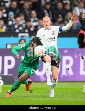 Francoforte Germania. 15th Apr, 2023. Da sinistra a destra Kouadio KONE (MG), Sebastian RODE (F) azione, duelli, calcio 1st Bundesliga, 28th matchday, Eintracht Francoforte (F) - Borussia Monchengladbach (MG), il 15th aprile 2023 a Francoforte Germania. I regolamenti #DFL vietano qualsiasi uso di fotografie come sequenze di immagini e/o quasi-video # Credit: dpa/Alamy Live News Foto Stock