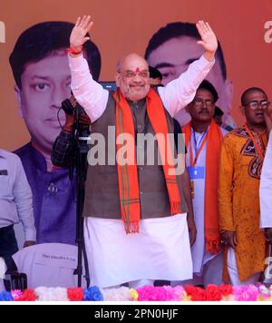 Siuri, Bengala Occidentale, India. 14th Apr, 2023. Il ministro dell'Unione Amit Shah in occasione di una riunione pubblica a Siuri nel distretto di Birbhum. Il ministro dell'Unione Amit Shah venerdì ha fissato l'obiettivo per il BJP di vincere 35 seggi su 42 di Lok Sabha nel Bengala occidentale nelle elezioni del prossimo anno. Egli ha detto che questo era l'unico modo per garantire che il 'governo didi-bhatija corrotto' non sopravvivesse oltre il 2025.Shah si stava rivolgendo a un raduno nel distretto di Birbhum nella sua visita di due giorni allo stato, anche quando il mercurio ha attraversato 40 gradi Celsius. Il calore bruciante rispecchiava il dialogo carico del ministro di casa come lui Foto Stock