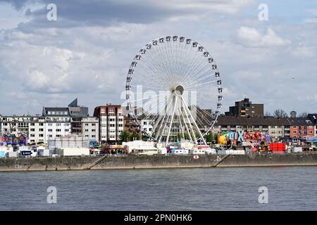 Colonia, Germania Aprile 13 2023: La tradizionale fiera di pasqua sulle rive del reno a colonia deutz Foto Stock