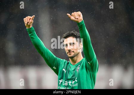 Francoforte, Germania. 15th Apr, 2023. Lars STINDL (MG) gesto, gesto, mostrare pollici, grazie ai fan dopo il gioco, Soccer 1. Bundesliga, 28th matchday, Eintracht Frankfurt (F) - Borussia Monchengladbach (MG) 1: 1, on 04,15. 2023 a Francoforte/Germania. I regolamenti #DFL vietano qualsiasi uso di fotografie come sequenze di immagini e/o quasi-video # Credit: dpa/Alamy Live News Foto Stock