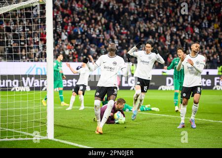 Francoforte, Germania. 15th Apr, 2023. Da sinistra a destra Randal KOLO MUANI (F), Daichi KAMADA (F), Djibril SOW (F) dopo un'occasione di goal persa, Soccer 1. Bundesliga, 28.matchday, Eintracht Francoforte (F) - Borussia Monchengladbach (MG), il 15,04. 2023 a Francoforte/Germania. I regolamenti #DFL vietano qualsiasi uso di fotografie come sequenze di immagini e/o quasi-video # Credit: dpa/Alamy Live News Foto Stock