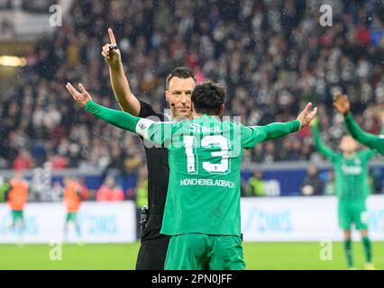 Francoforte, Germania. 15th Apr, 2023. Lars STINDL (MG) si lamenta all'arbitro Sven JABLONSKI dopo una scena controversa nella zona di penalità Soccer 1st Bundesliga 28th matchday Eintracht Frankfurt (F) - Borussia Monchengladbach (MG) 1: 1 il 15th aprile 2023 a Francoforte Germania #DFL normative vietano qualsiasi uso di fotografie come sequenze di immagini e/o quasi-video # Credit: dpa/Alamy Live News Foto Stock