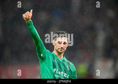 Francoforte, Germania. 15th Apr, 2023. Lars STINDL (MG) gesto, gesto, pollice mostra, grazie ai fan dopo il gioco, Soccer 1. Bundesliga, 28th matchday, Eintracht Frankfurt (F) - Borussia Monchengladbach (MG) 1: 1, on 04,15. 2023 a Francoforte/Germania. I regolamenti #DFL vietano qualsiasi uso di fotografie come sequenze di immagini e/o quasi-video # Credit: dpa/Alamy Live News Foto Stock