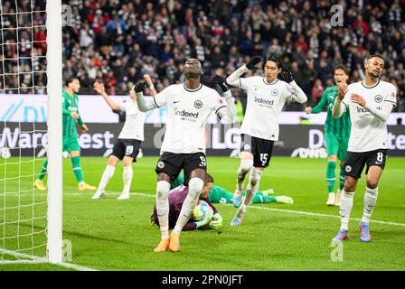 Francoforte, Germania. 15th Apr, 2023. Da sinistra a destra Randal KOLO MUANI (F), Daichi KAMADA (F), Djibril SOW (F) dopo un'occasione di goal persa, Soccer 1. Bundesliga, 28.matchday, Eintracht Francoforte (F) - Borussia Monchengladbach (MG), il 15,04. 2023 a Francoforte/Germania. I regolamenti #DFL vietano qualsiasi uso di fotografie come sequenze di immagini e/o quasi-video # Credit: dpa/Alamy Live News Foto Stock