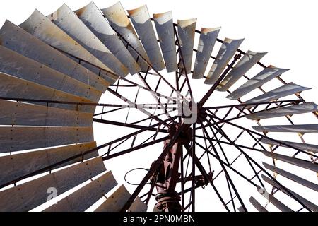 Primo piano delle pale dei mulini a vento nell'entroterra australiano su sfondo bianco Foto Stock