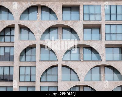 Yerevan, Armenia - 27 marzo 2023: Facciata geometrica del moderno edificio in tufo con finestre semicircolari Foto Stock