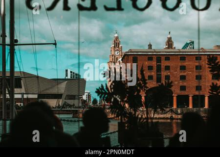 Il fegato attracca in tarda serata. Foto Stock