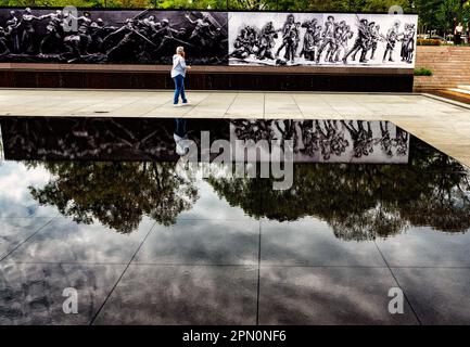 Piscina riflettente nel primo Memoriale della Guerra Mondiale a Washington DC. Foto Stock