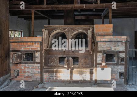 Primi forni utilizzati presso il vecchio crematorio di Dachau Foto Stock