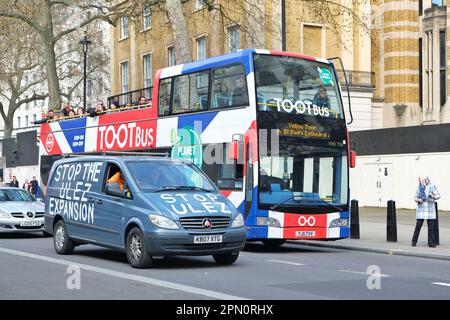 Londra, Regno Unito. 15th aprile 2023. Centinaia di manifestanti si sono opposti alla zona a bassissime emissioni (Ulez) hanno marciato attraverso Whitehall contro la proposta di espandere il sistema in tutta la Grande Londra il 29th agosto. I veicoli non conformi dovranno pagare una tariffa giornaliera di £12,50 $ se si guida all'interno di una zona di Ulez in un movimento per migliorare l'inquinamento atmosferico. Credit: Undicesima ora di Fotografia/Alamy Live News Foto Stock