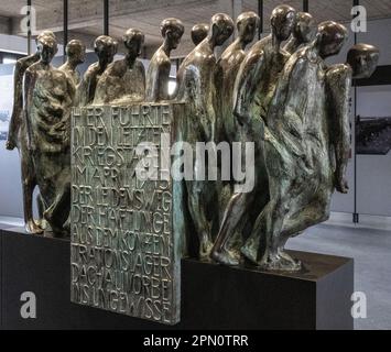 Monumento commemorativo delle marce di evacuazione per i prigionieri del campo di concentramento di Dachau realizzato da Hebertus von Pilgrim nel 1991 Foto Stock