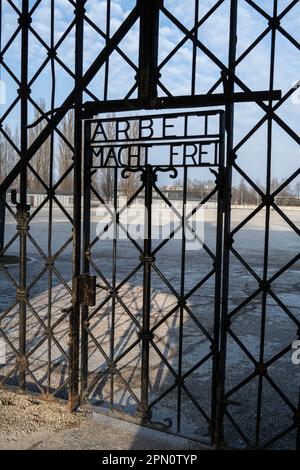 I prigionieri di Enance gate sono passati attraverso dicendo che i lavori vi liberano con la vista delle caserme sullo sfondo Foto Stock