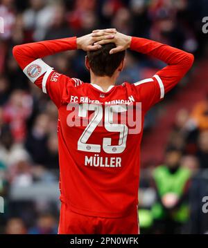 Monaco, Germania. 15th Apr, 2023. Thomas Mueller del Bayern Monaco reagisce durante la partita di calcio tedesca della prima divisione Bundesliga tra il Bayern Monaco e il TSG Hoffenheim a Monaco di Baviera (Germania), 15 aprile 2023. Credit: Philippe Ruiz/Xinhua/Alamy Live News Foto Stock