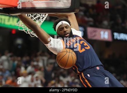 Cleveland, Stati Uniti. 15th Apr, 2023. I New York Knicks Mitchell Robinson (23) si lanciano contro i Cleveland Cavaliers nel secondo tempo al Rocket Mortgage Fieldhouse di Cleveland, Ohio, sabato 15 aprile 2023. Foto di Aaron Josefczyk/UPI Credit: UPI/Alamy Live News Foto Stock