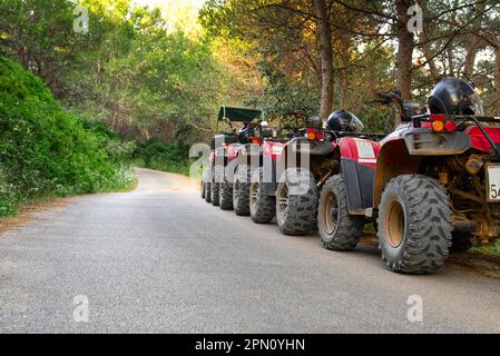 Parcheggio ATV e UTV, strada di montagna. parcheggiato in una fila diversi atv extreme avventura all'aperto concetto Foto Stock